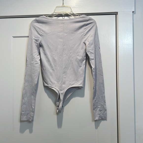 SO by Kohls light grey v-neck bodysuit size small. In good condition! - Picture 4 of 6